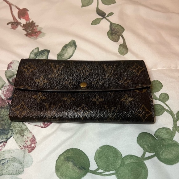 LV Monogram Sarah Wallet - Picture 1 of 15